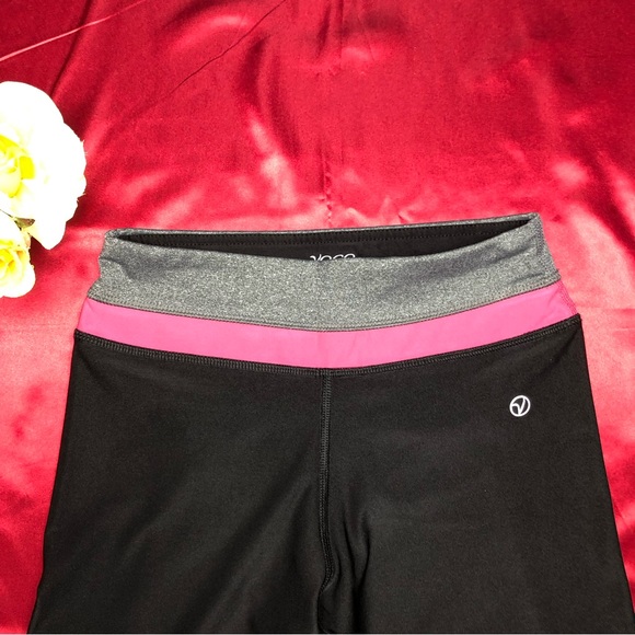 Vogo Athletica Women’s Capri Leggings - Picture 2 of 6